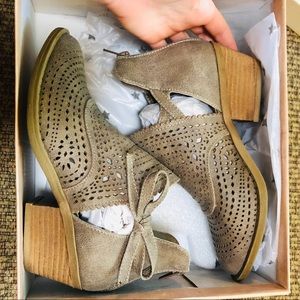 Grey light brown ankle booties